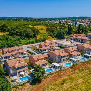 Lotus With Pool And Jacuzzi Pula
